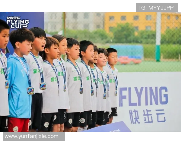 哈维西蒙斯的崛起之路:从青训小将到足球场上的闪耀明星 哈维西蒙斯的崛起之路:从青训小将到足球场上的闪耀明星